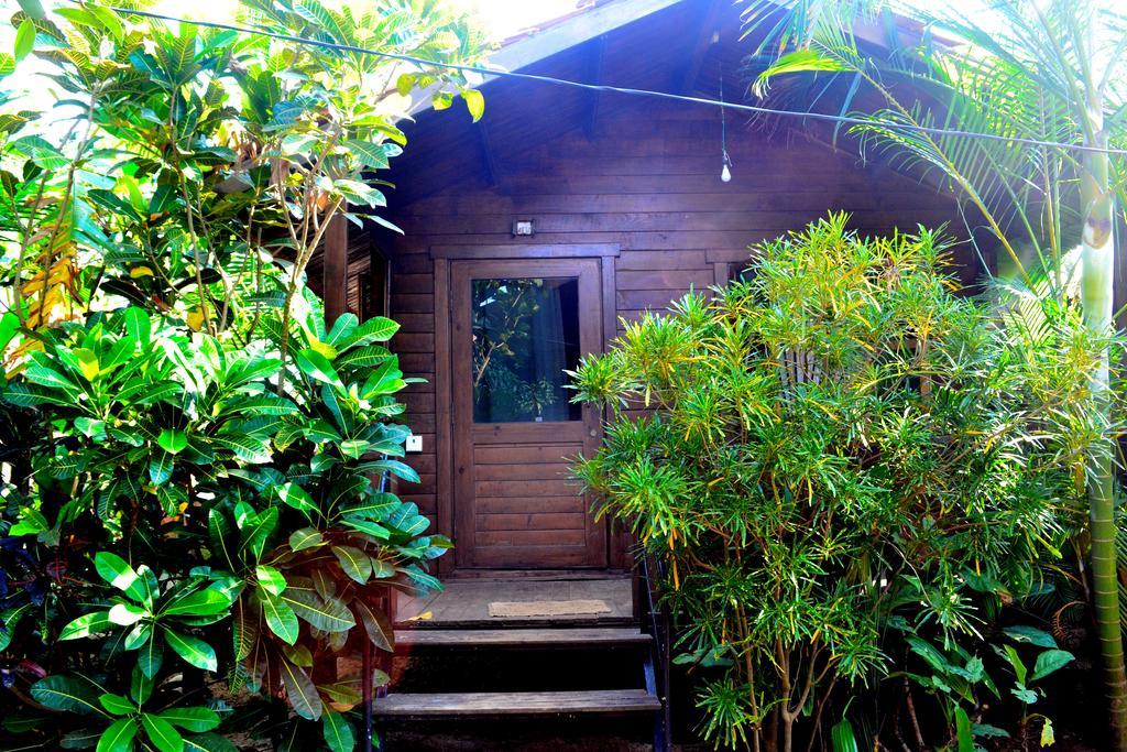 Pele'S Windsong Wood Cottage On The Beach Бенаулим Экстерьер фото