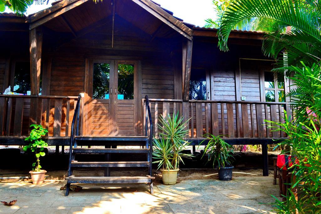 Pele'S Windsong Wood Cottage On The Beach Бенаулим Экстерьер фото